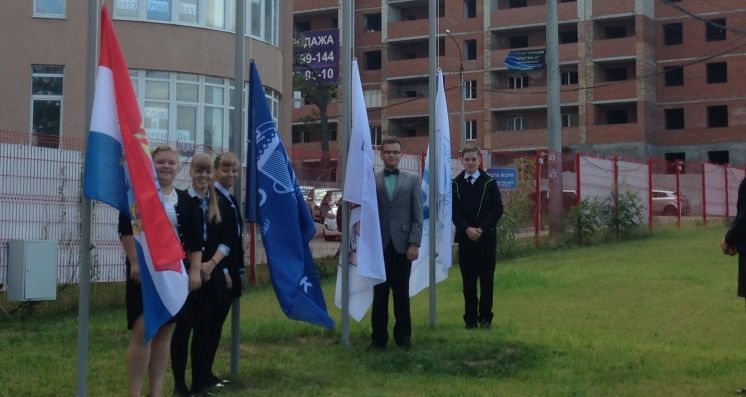 2 сентября в Лицее №1 &quot;Спутник&quot; состоялась торжественная церемония поднятия флагов