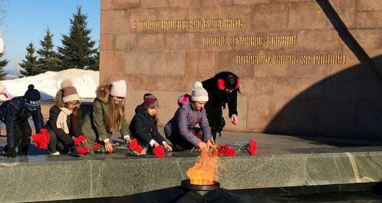 Возложение цветов к Вечному огню на площади Славы